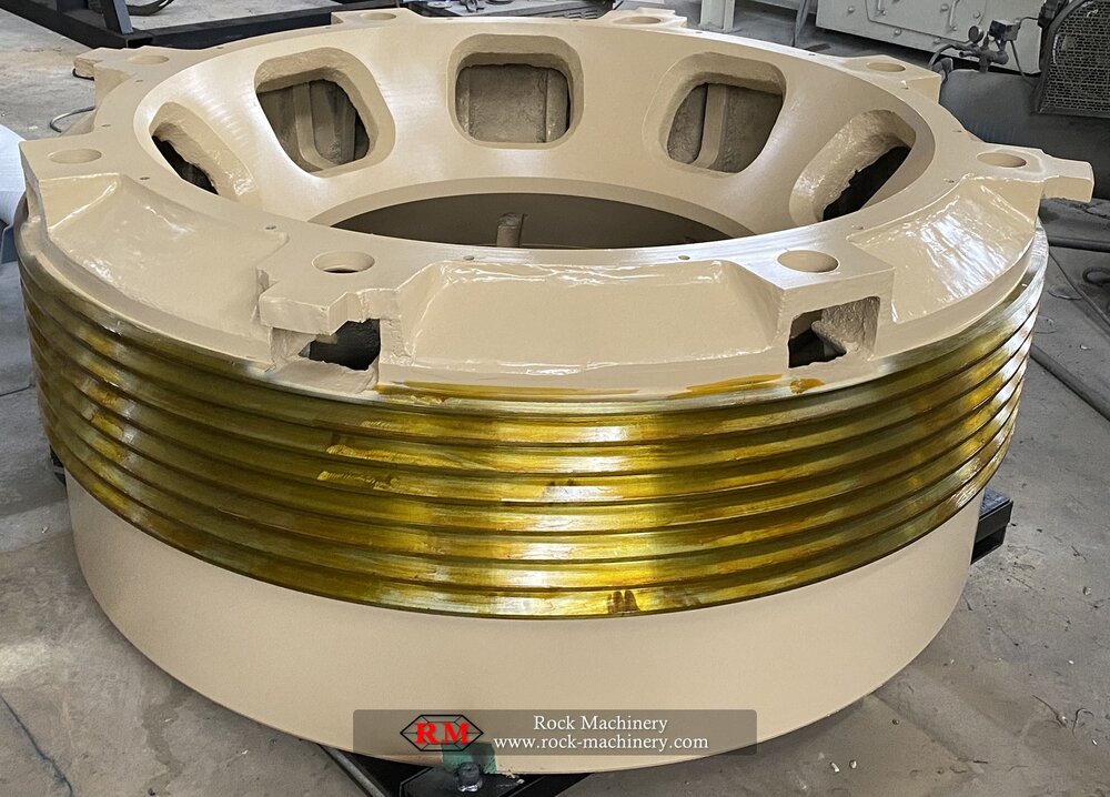 symons 5 1 2Ft cone crusher 2005 6198 bowl, top shell holding bowl liner