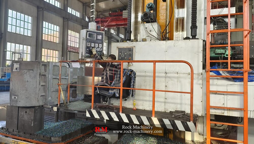 metso C125 jaw crusher pitman, carries the movable jaw